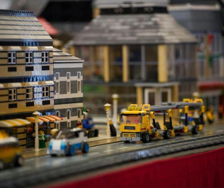 LEGO városi dioráma a Kazincbarcikai KockaShown